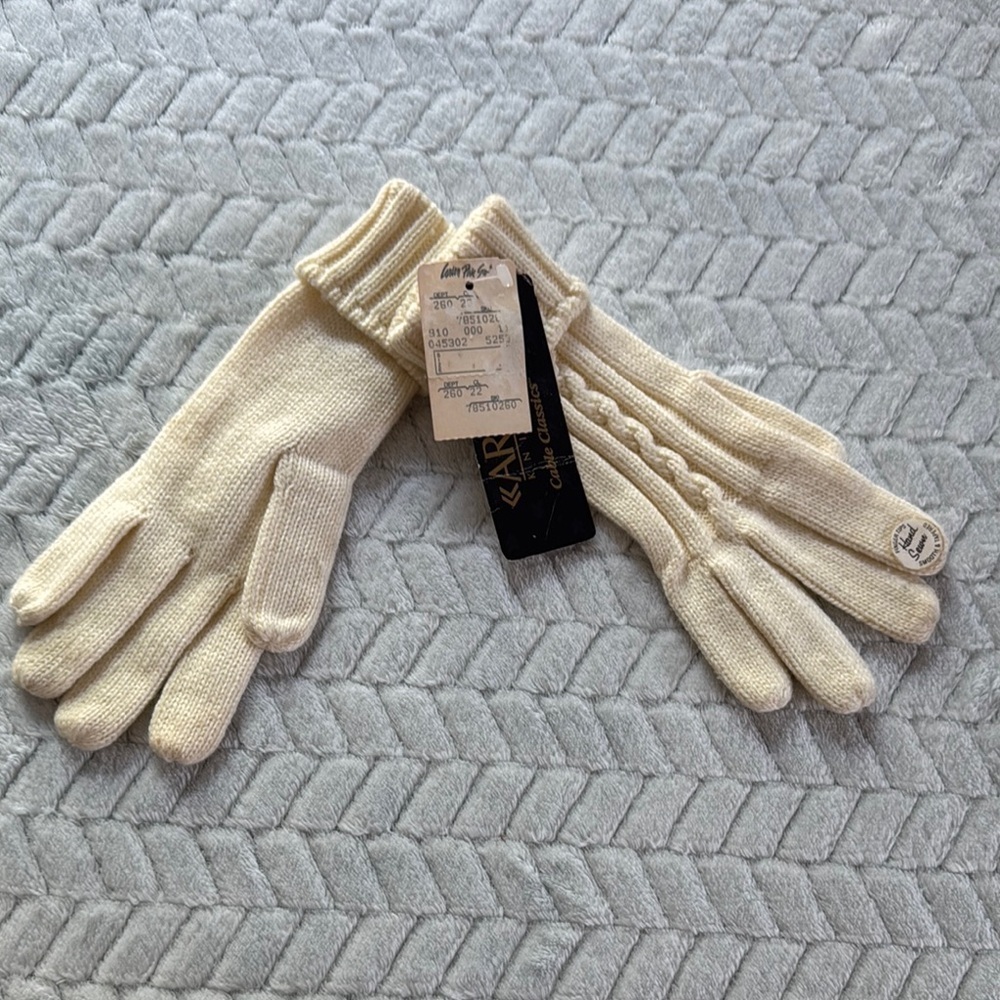 NWT Vintage Aris Cream Knit Gloves